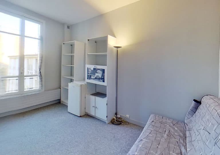 agence immobiliere 94: studio meublé 16 m², salle principale avec canapé et étagère