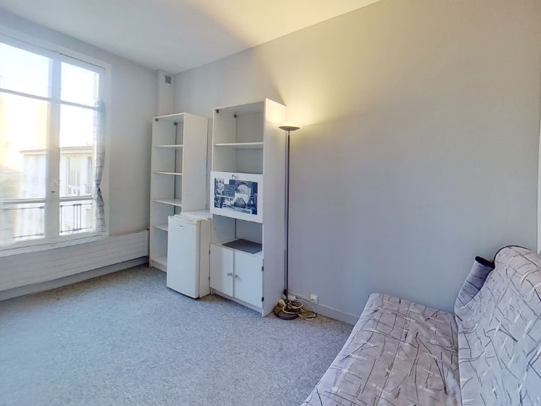 agence immobiliere 94: studio meublé 16 m², salle principale avec canapé et étagère