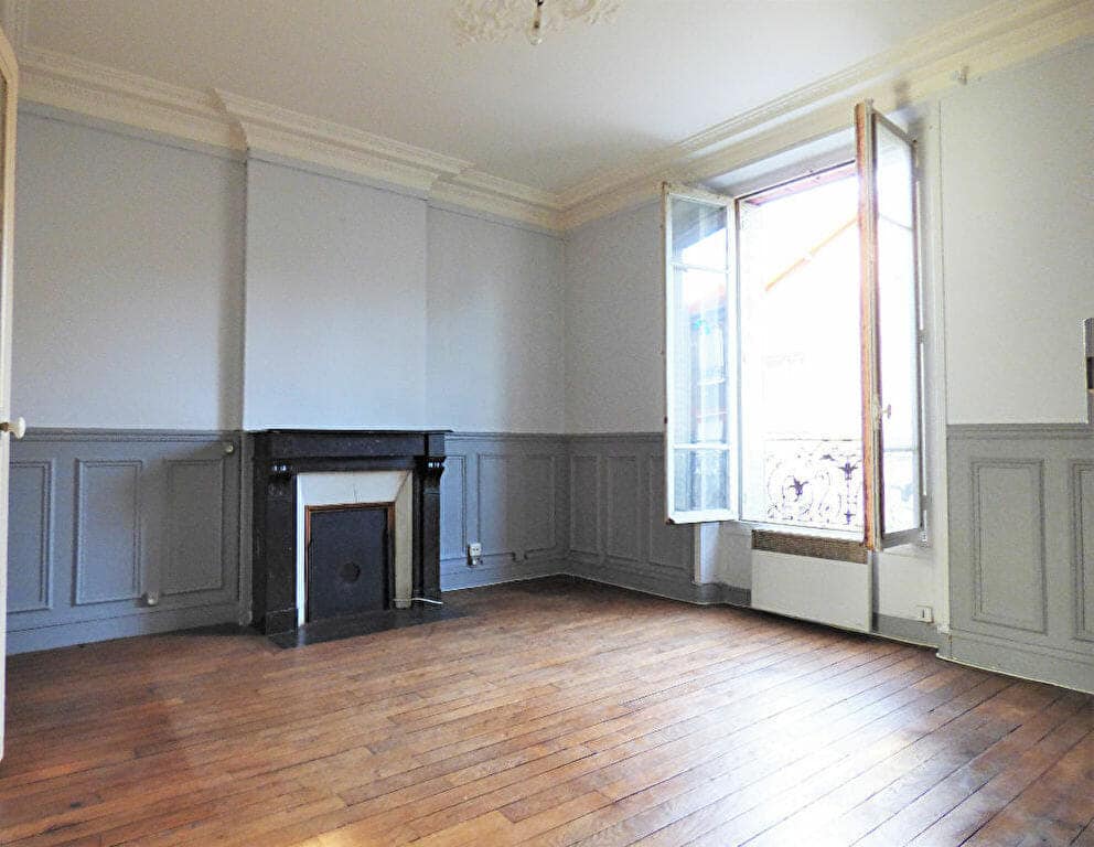 louer appartement maisons-alfort: 3 pièces 47 m², séjour avec cheminée, parquet au sol et moulures au plafond