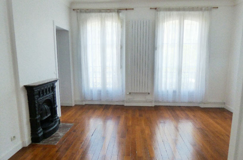 appartement maison alfort: 2 pièces 48 m², séjour lumineux avec deux grandes fenêtres, parquet au sol, immeuble sécurisé avec gardien