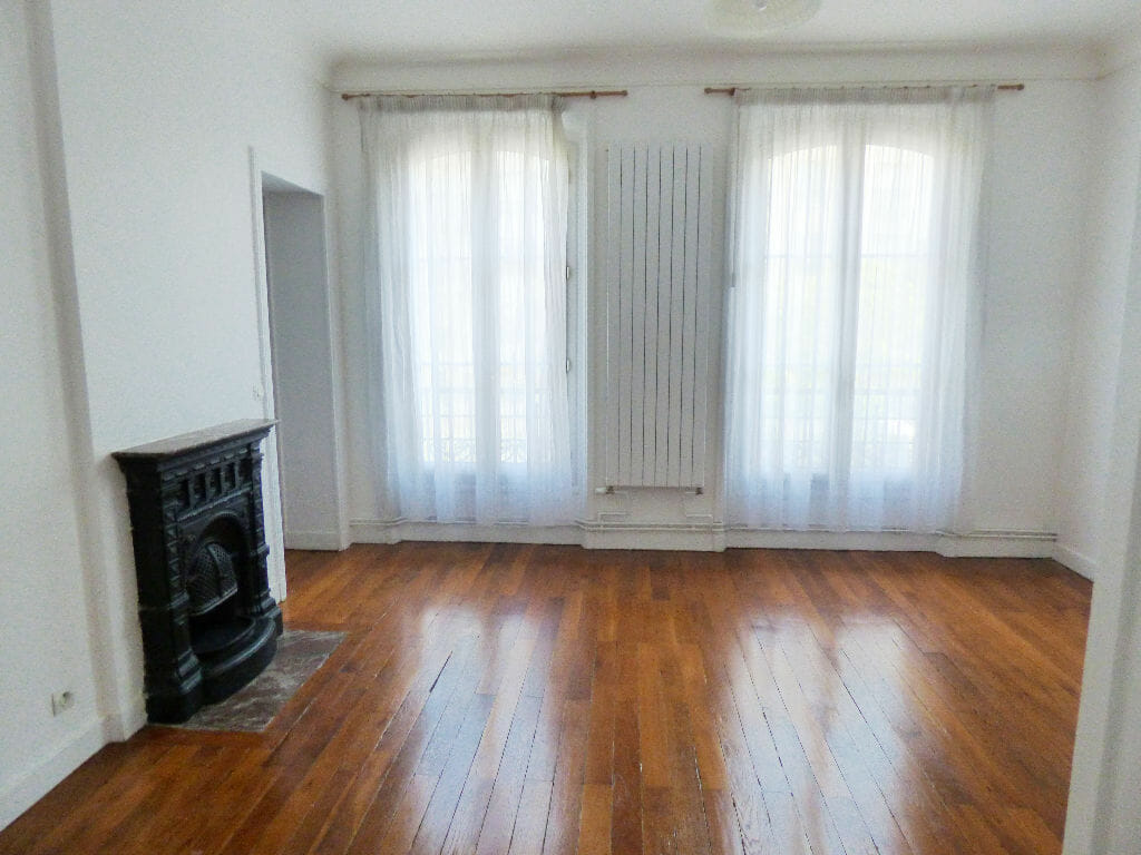 appartement maison alfort: 2 pièces 48 m², séjour lumineux avec deux grandes fenêtres, parquet au sol, immeuble sécurisé avec gardien