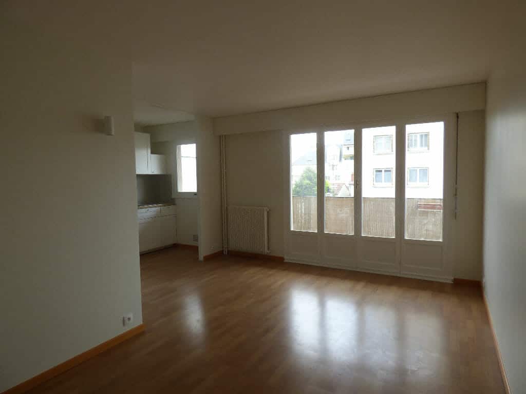 location studio dans le 94: 32 m², secteur centre-ville, cuisine ouverte sur le sjéour avec balcon
