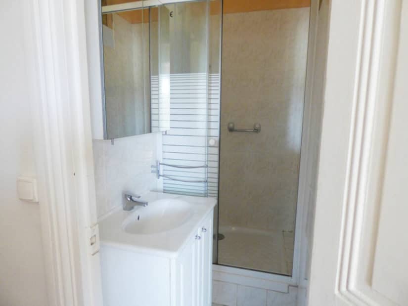 location maisons alfort: appartement 3 pièces 51 m², salle de bain carrelée avec douche et rangements