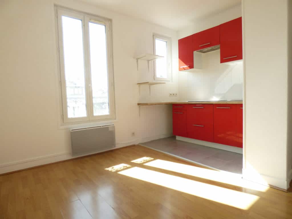 agence immo alfortville: location 2 pièces 26 m², séjour avec cuisine ouverte aménagée et équipée, secteur centre ville