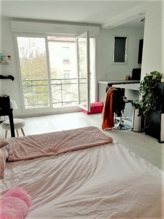 agence immobilière maisons-alfort: studio 30 m², pièce à vivre avec grand balcon, coin cuisine aménagée et équipée