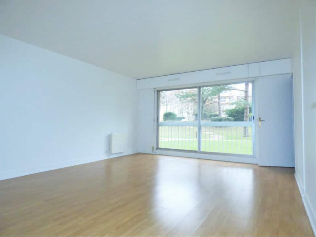 agence immobiliere maisons-alfort: studio 40 m², belle pièce à vivre avec vue sur le parc de la résidence, possibilité de stationner