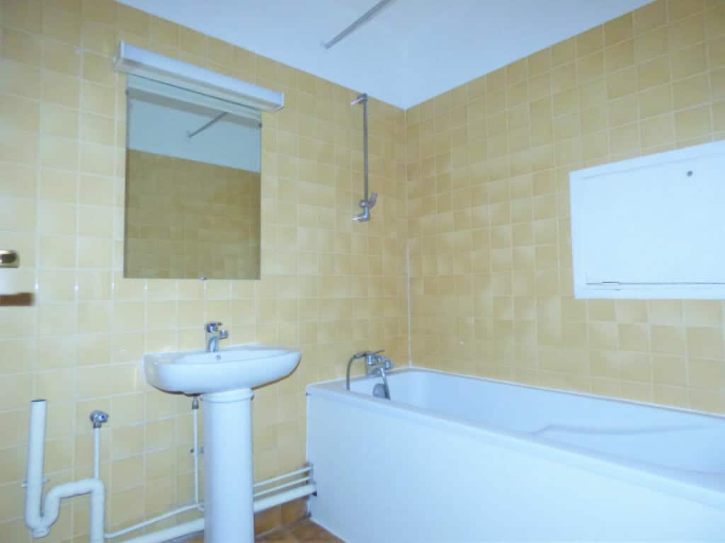 location maisons alfort: studio 40 m², salle de bain avec baignoire, wc séparé,