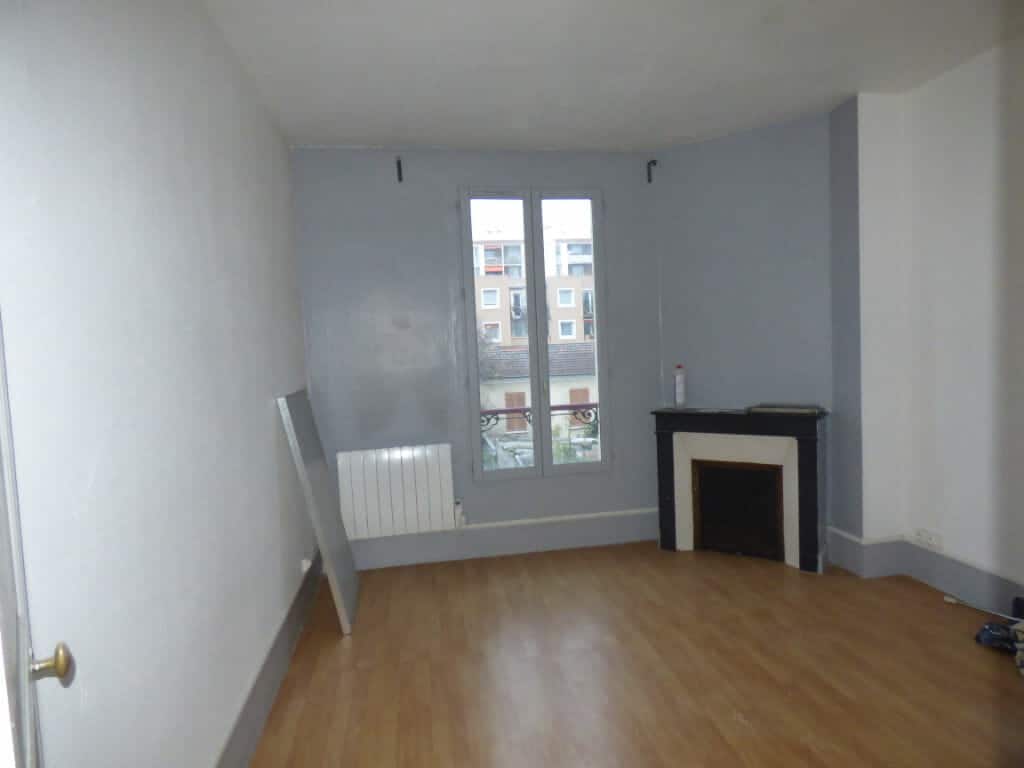 agence immo alfortville: location 2 pièces 34 m², chambre à coucher avec cheminée, secteur marché, proche toutes commodités