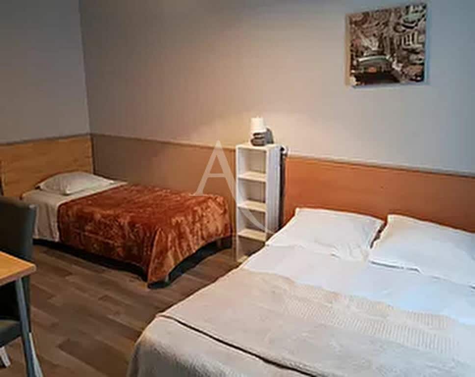 immobilier 94: immeuble 20 pièces 500 m² excellent état , une des chambre de l'appartement