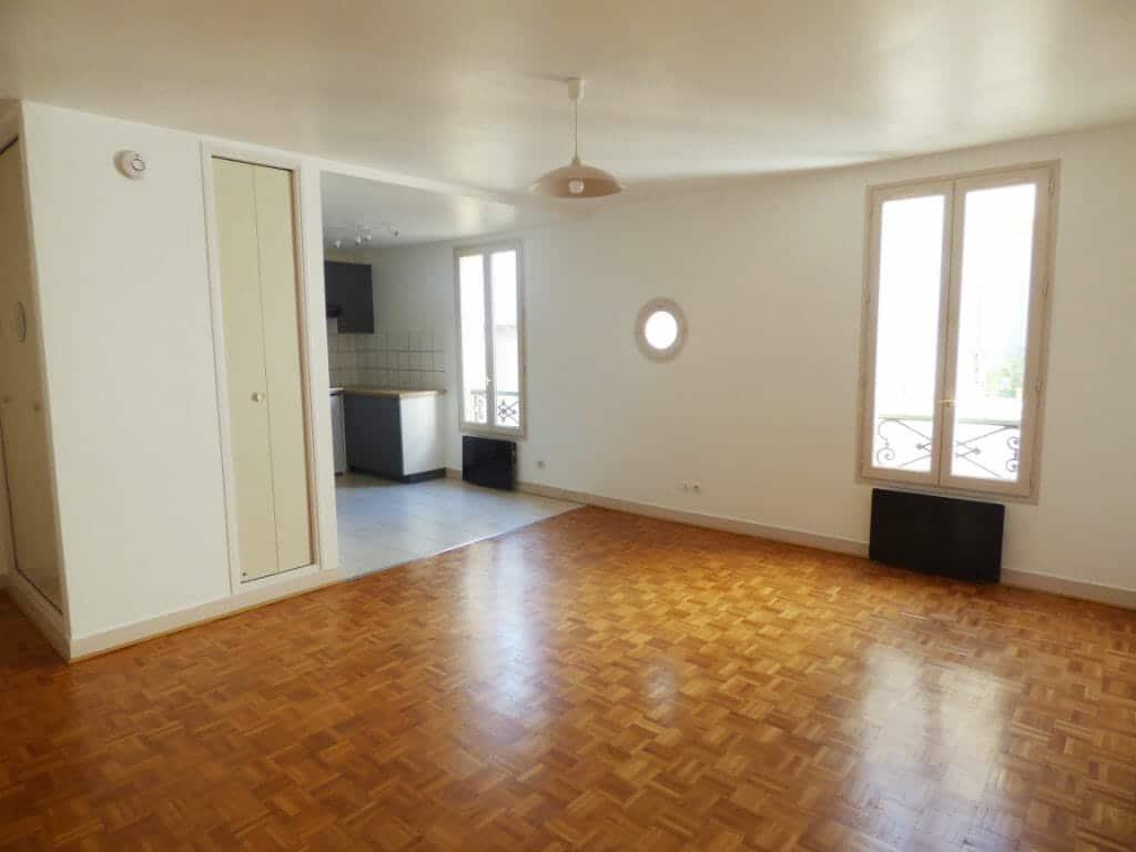 immobilier 94: studio 36 m², belle pièce de vie avec cuisine américaine aménagée dans immeuble sécurisé avec gardien