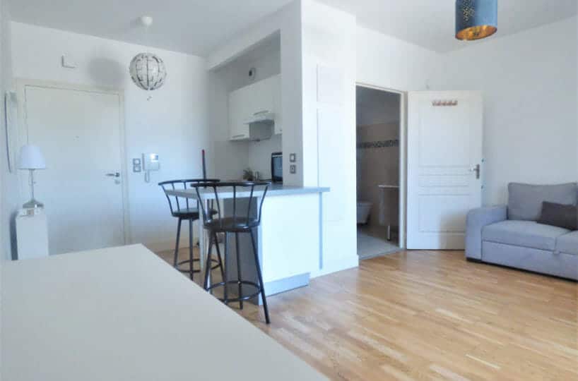 agence immobiliere maisons-alfort: studio 25 m², belle pièce à vivre avec coin cuisine aménagée et équipée, parking