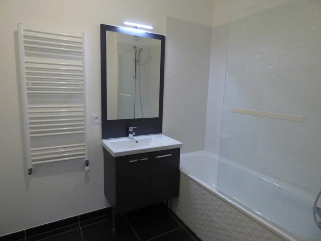 agence immobilière maison alfort: 3 pièces 53 m², salle de bain avec baignoire, wc séparé