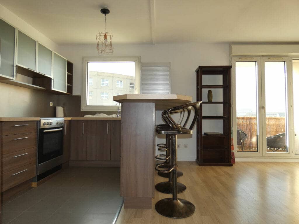 agence immo alfortville: location 2 pièces meublé 43 m², salon avec cuisine américaine, parking, proximité métro école vétérinaire