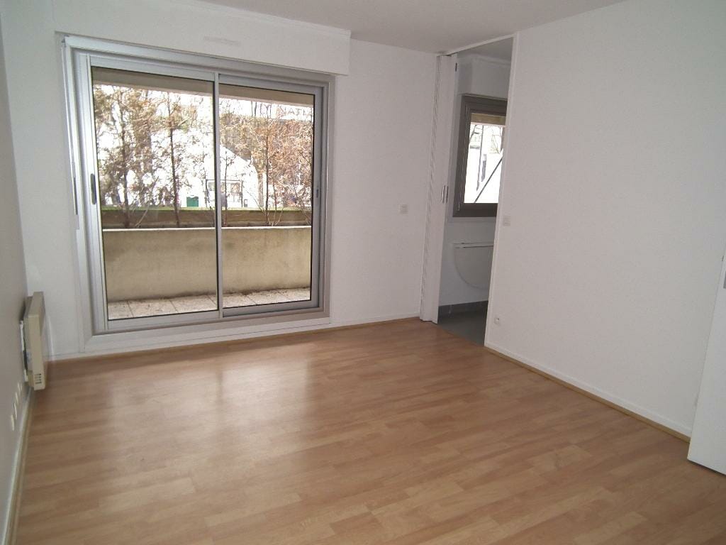 location appartement charenton le pont: studio 25 m², refait à neuf, séjour lumineux avec terrasse, parking et cave