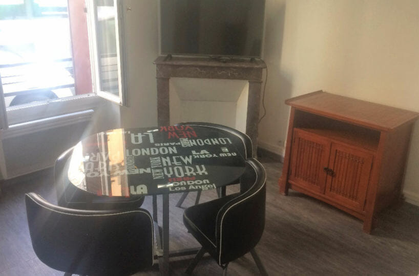 studio a louer alfortville: 26 m² rénové et meublé, pièce à vivre avec cheminée, 5 minutes de la gare rer d