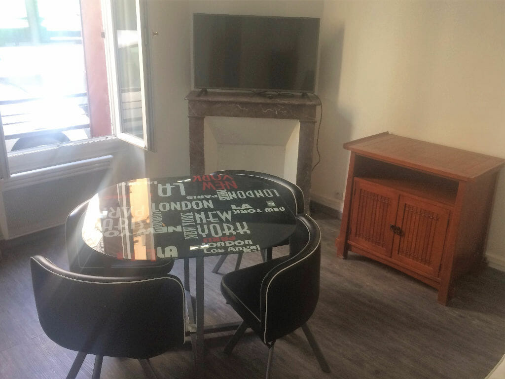 studio a louer alfortville: 26 m² rénové et meublé, pièce à vivre avec cheminée, 5 minutes de la gare rer d