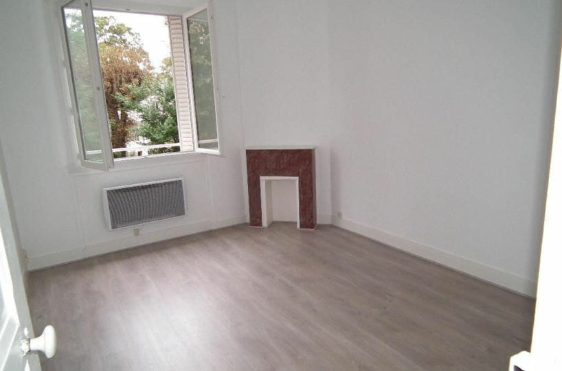 immobilier louer: studio 24 m² avec cheminée en marbre décorative, proche gare rer e le raincy