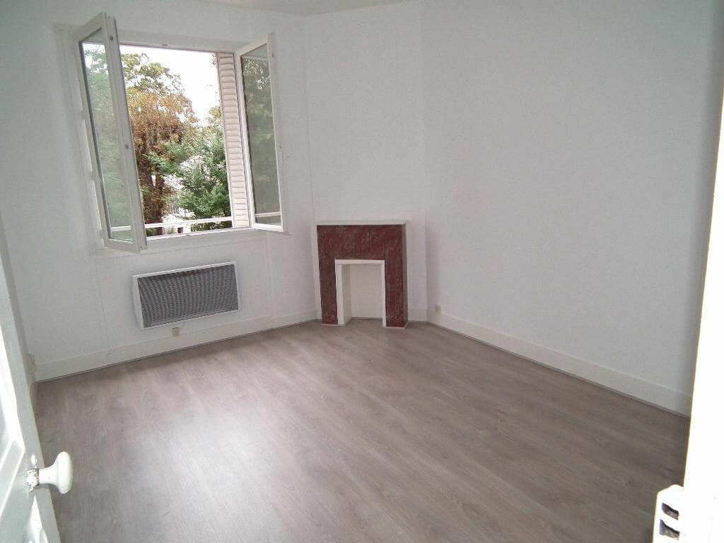 immobilier louer: studio 24 m² avec cheminée en marbre décorative, proche gare rer e le raincy