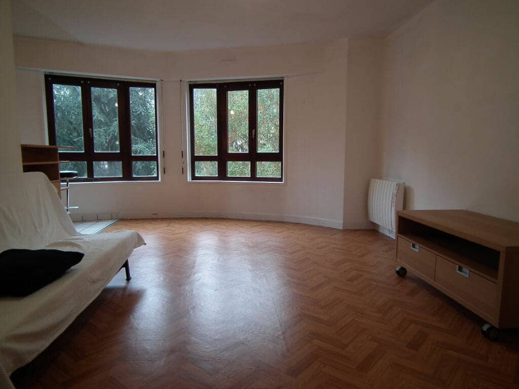 location appartement val de marne: studio 35 m², grande pièce à vivre avec vue sur jardin au calme