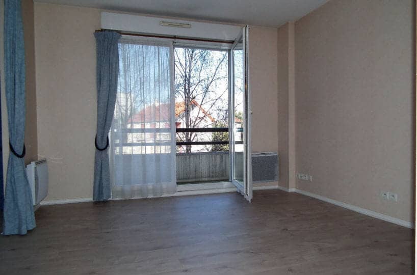 agence immo alfortville: studio 31 m², séjour avec balcon sans vis-à-vis