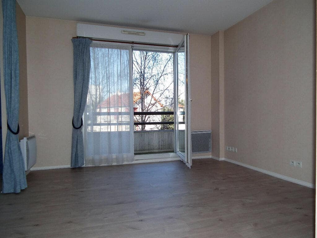 agence immo alfortville: studio 31 m², séjour avec balcon sans vis-à-vis