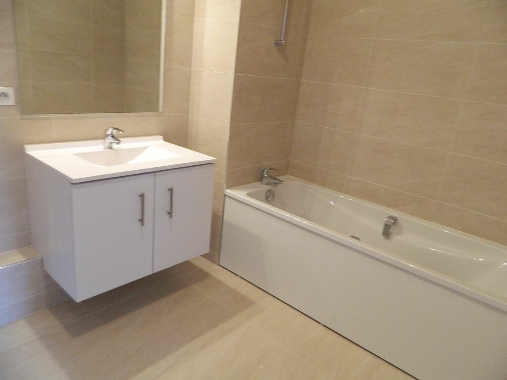 location appartement maison alfort: 2 pièces 43 m², salle de bain, baignoire entièrement carrelée