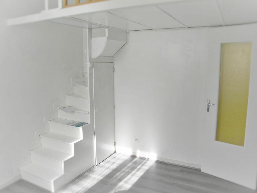 location studio maisons-alfort: pièce à vivre 21 m², avec escalier d'accès au couchage en mezzanine