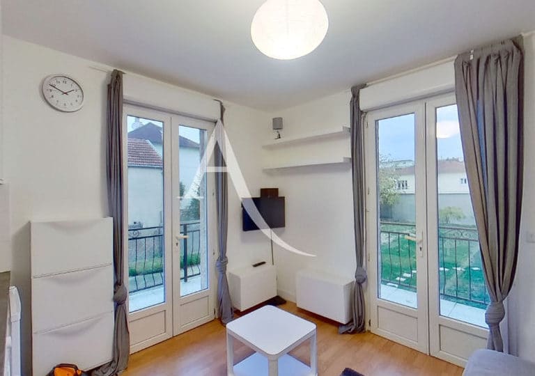 location appartement val de marne: studio 13 m², pièce à vivre avec fenêtre sur le jardin en commun