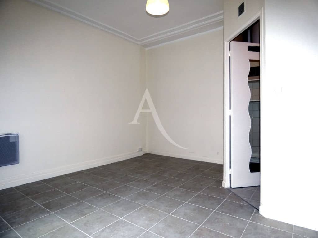 agence immobilière charenton le pont: studio 16 m², séjour carrelé