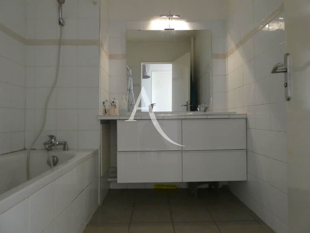 agence immobiliere du val de marne: appartement 4 pièces 88 m², grande salle de bains avec baignoire