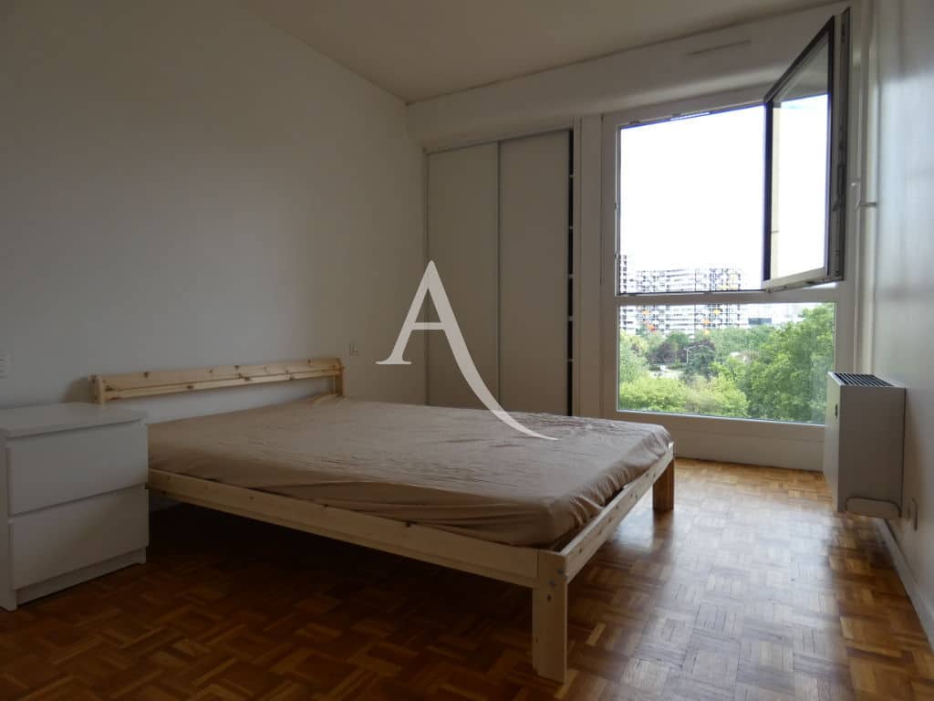 immo direct: appartement 4 pièces 88 m², seconde chambre avec placard intégré et grande fenêtre