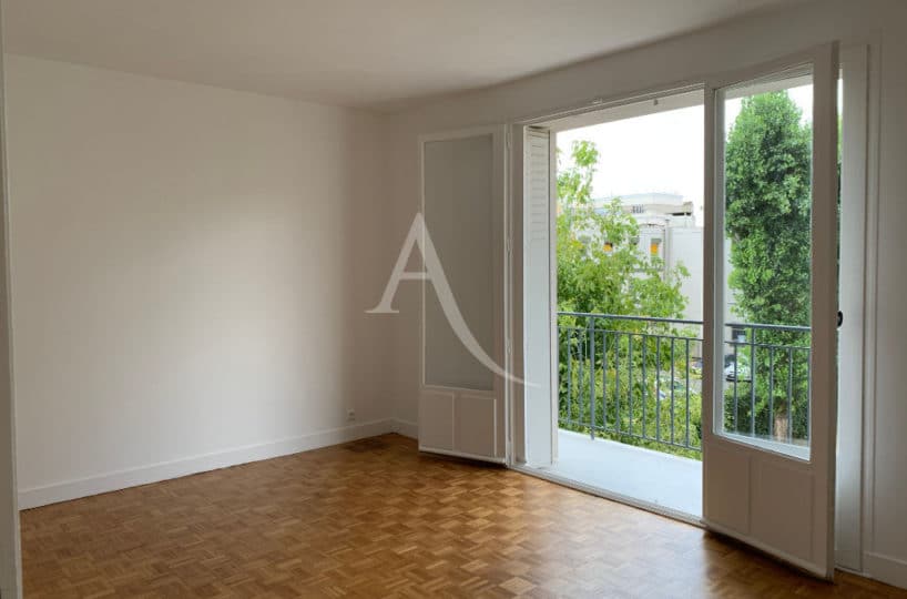 agence location immobiliere: maisons-alfort, studio 28 m², pièce à vivre avec balcon - espaces verts
