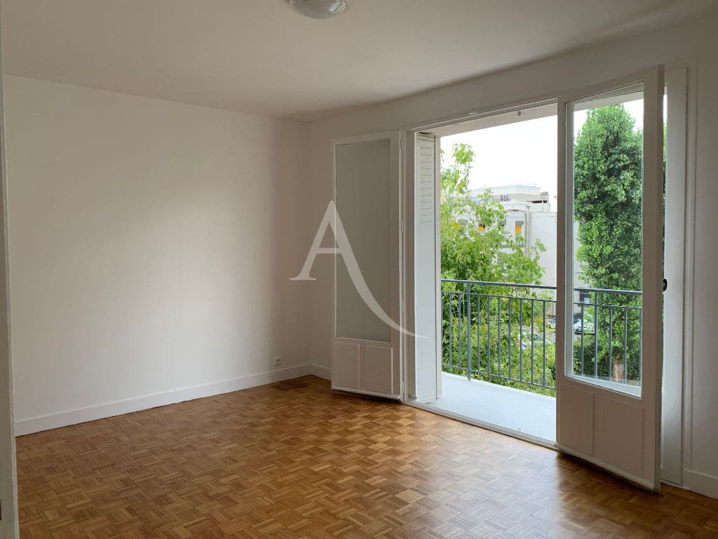 agence location immobiliere: maisons-alfort, studio 28 m², pièce à vivre avec balcon - espaces verts