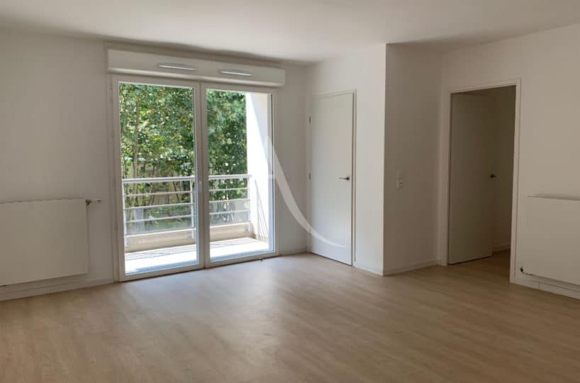 location appartement val de marne: 3 pièces 69 m², grand séjour avec placard ouvert sur balcon, créteil rer d vert de maisons