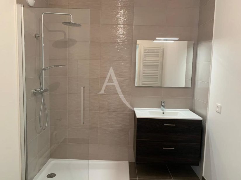 agence immobiliere 94: 3 pièces 69 m², salle de bain carrelée avec douche italienne, vasque et rangement