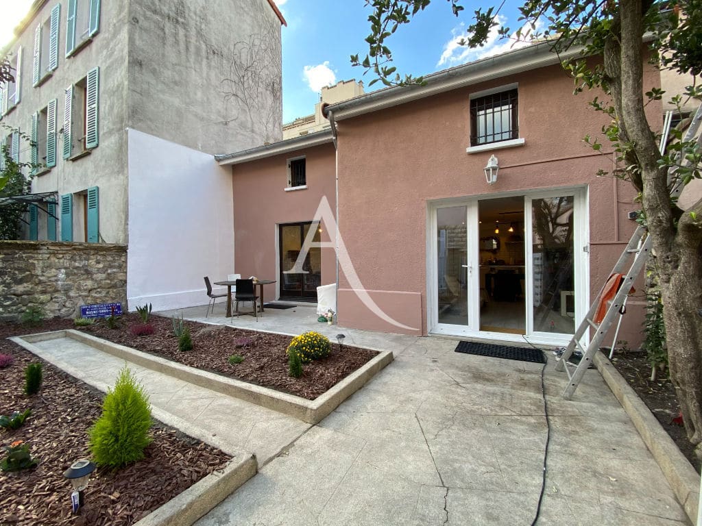 vente maison à charenton le pont: 4 pièces 90 m², entièrement rénovée (toiture, ravalement de façade), aperçu de la terrasse et jardin