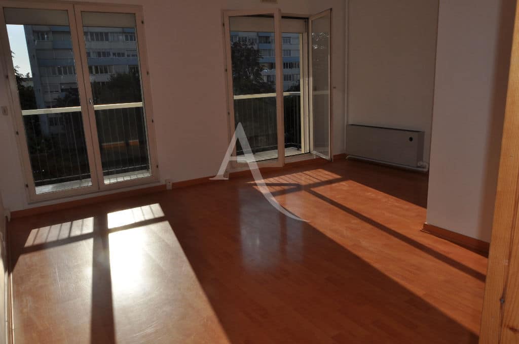 agence immobiliere maisons-alfort: studio 30 m², pièce principale avec grand balcon