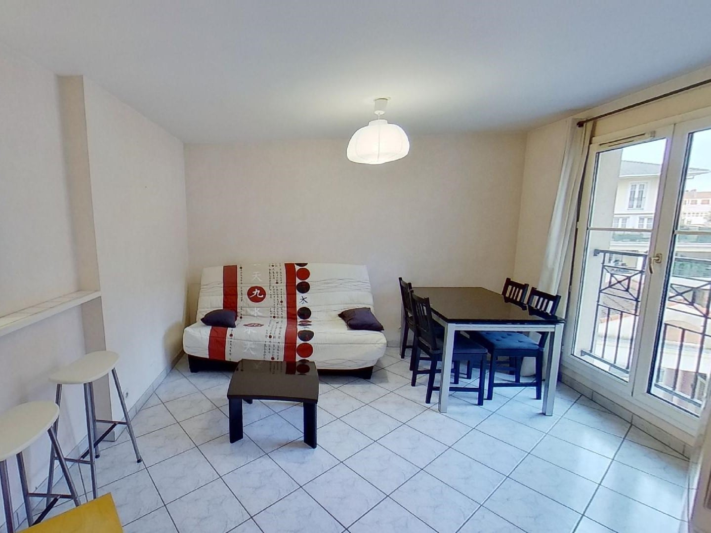 agence de location appartement: 2 pièces 39 m², séjour meublé avec cuisine semi ouverte, proche quais seine