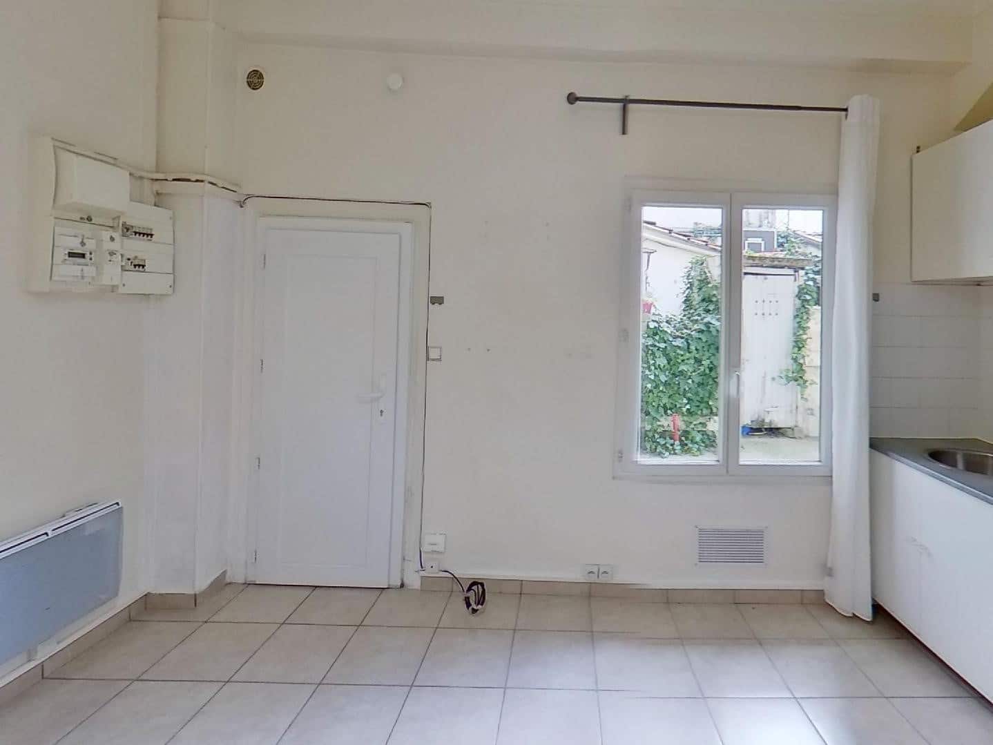 location appartement 94: studio 15 m², avec coin cuisine aménagé et équipé