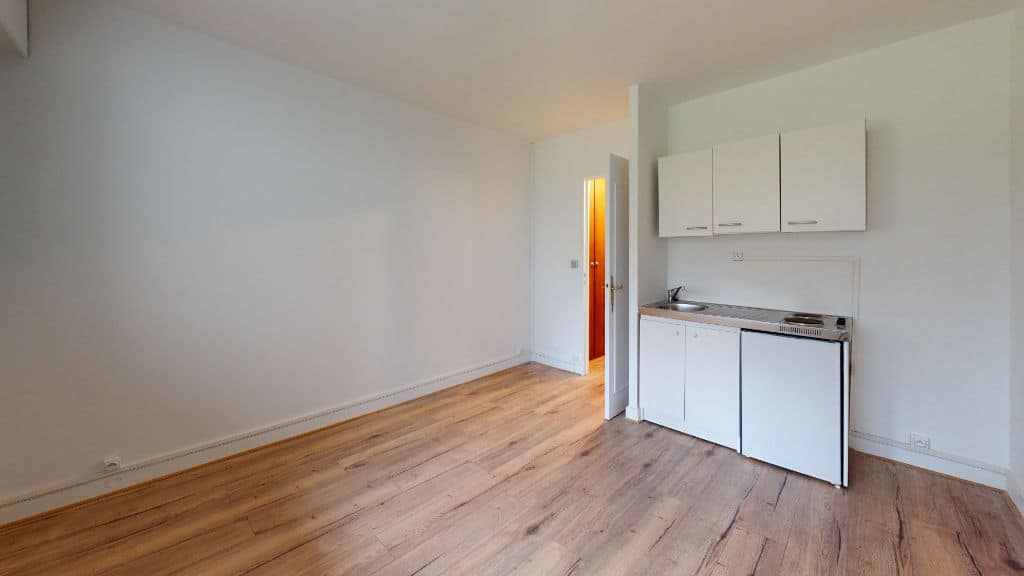 location studio maisons-alfort: 20 m², pièce à vivre avec cuisine américaine, rez-de-chaussée, vue sur parc