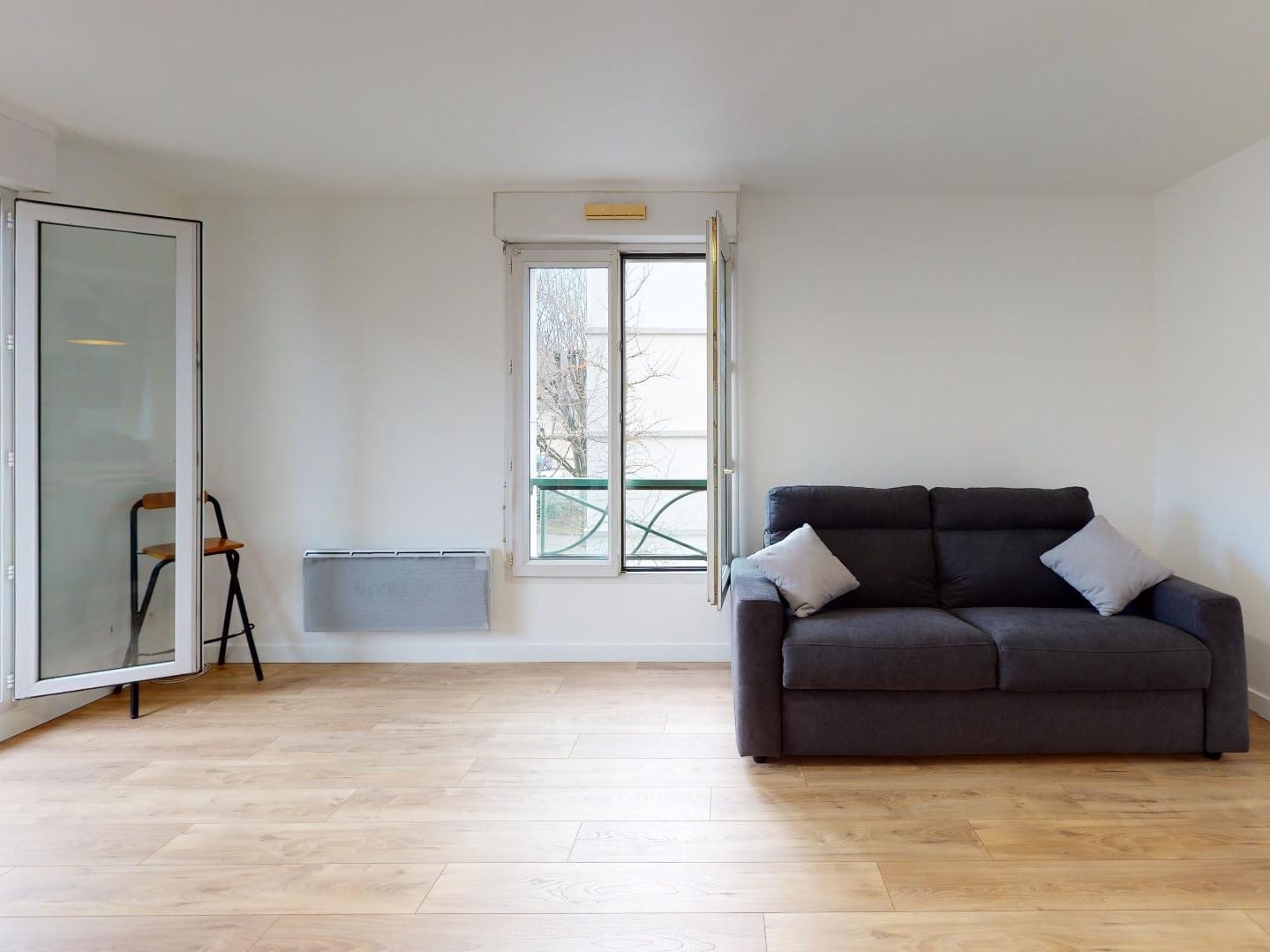 location studio maisons-alfort: 33 m² meublé, pièce à vivre ouverte sur un balcon, cave, parking, centre ville mairie