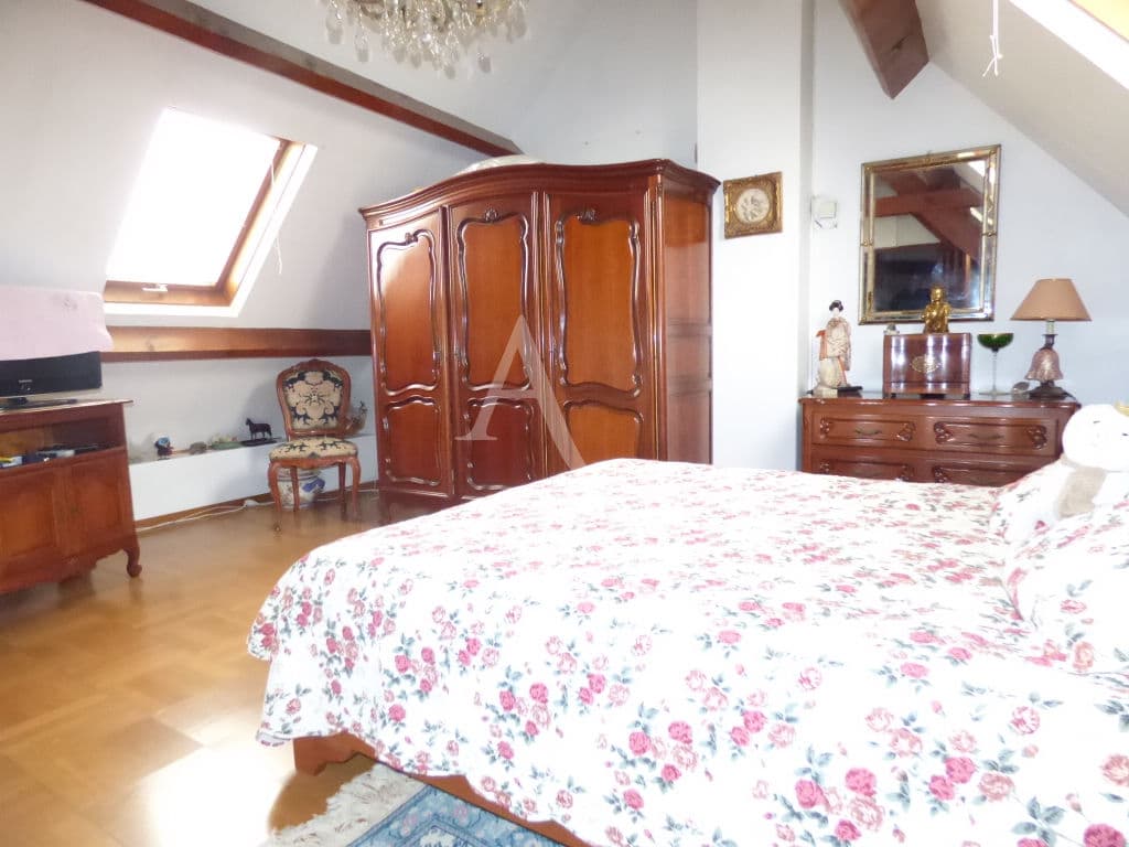 vente de pavillon dans le 94: 141 m², entre rer et tramway, avec séjour double, 4 chambres, jardin et garage