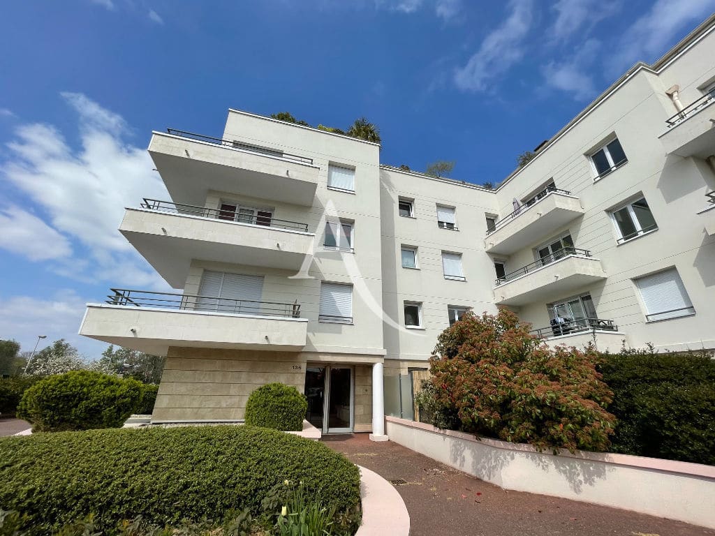 location studio dans le 94: 25 m² état impeccable, avec parking, proche métro et hopital