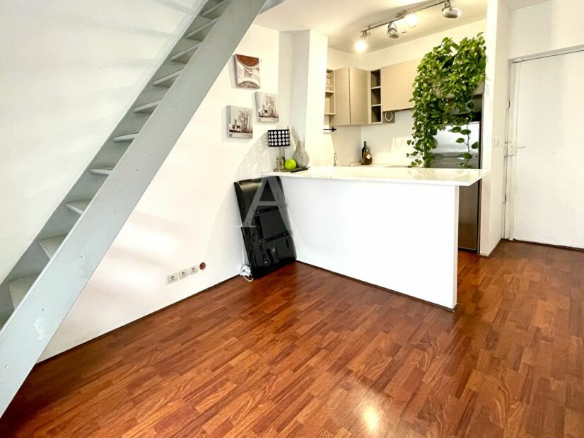 appartement à vendre à charenton: duplex 2 pièces 38 m², escalier menant à la chambre