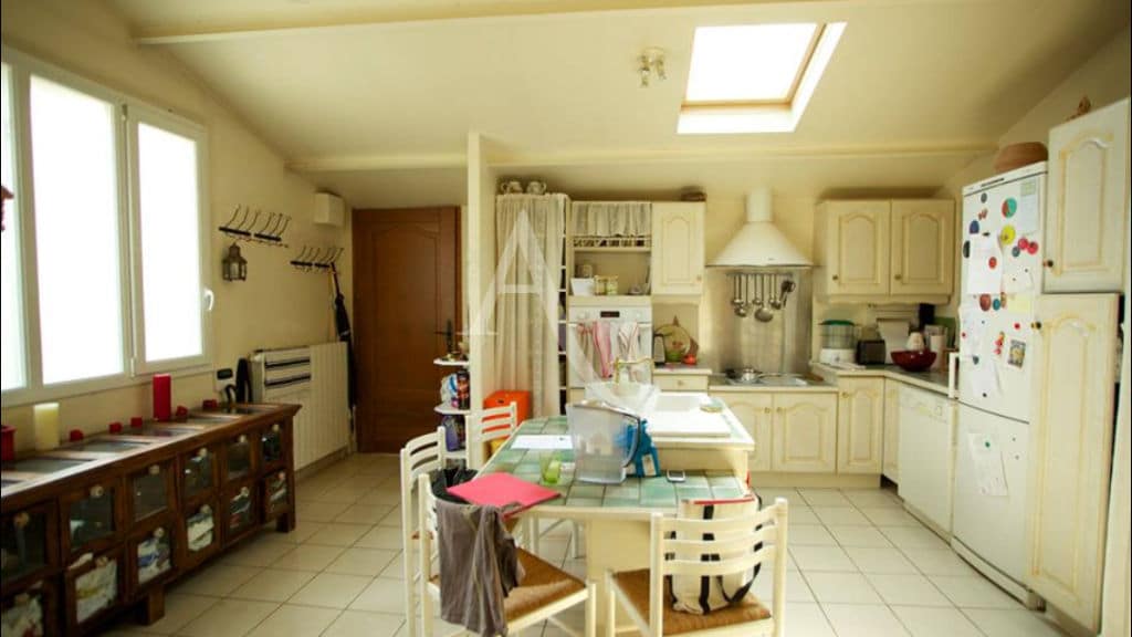 agence immobilière val de marne: 4 pièces 144 m², entrée ouvrant sur la cuisine aménagée et équipée