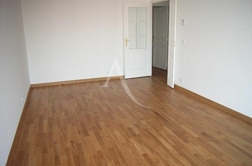 agence de location appartement: beau 3 pièces 63 m² avec 2 loggias et parking en étage élévé, secteur mairie