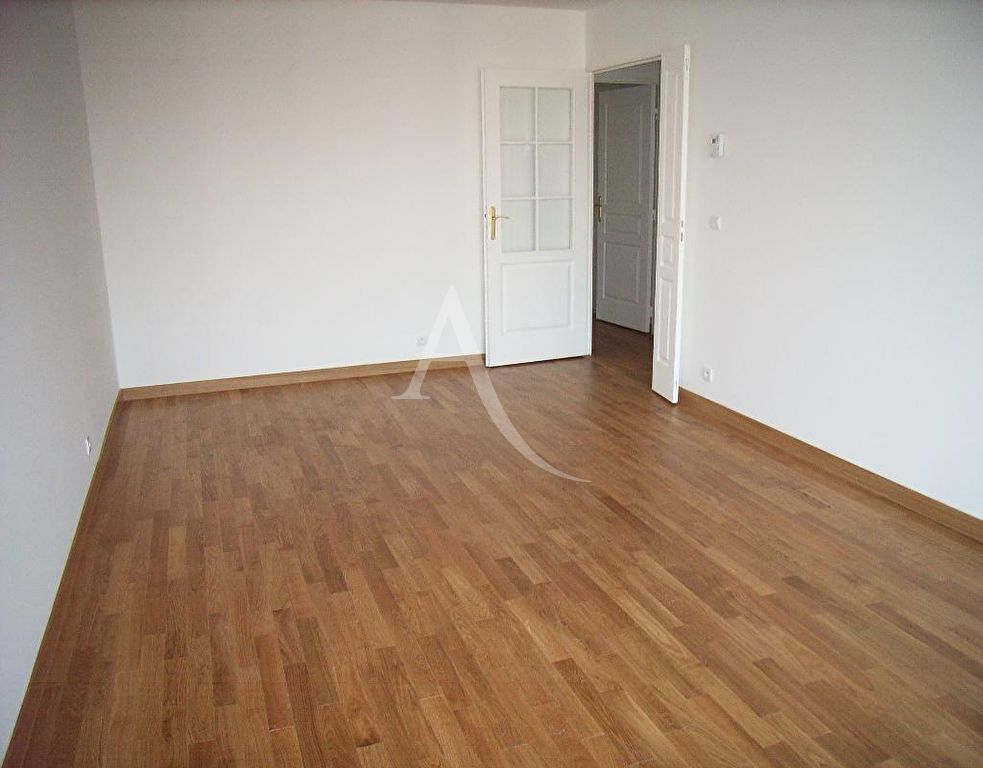 agence de location appartement: beau 3 pièces 63 m² avec 2 loggias et parking en étage élévé, secteur mairie