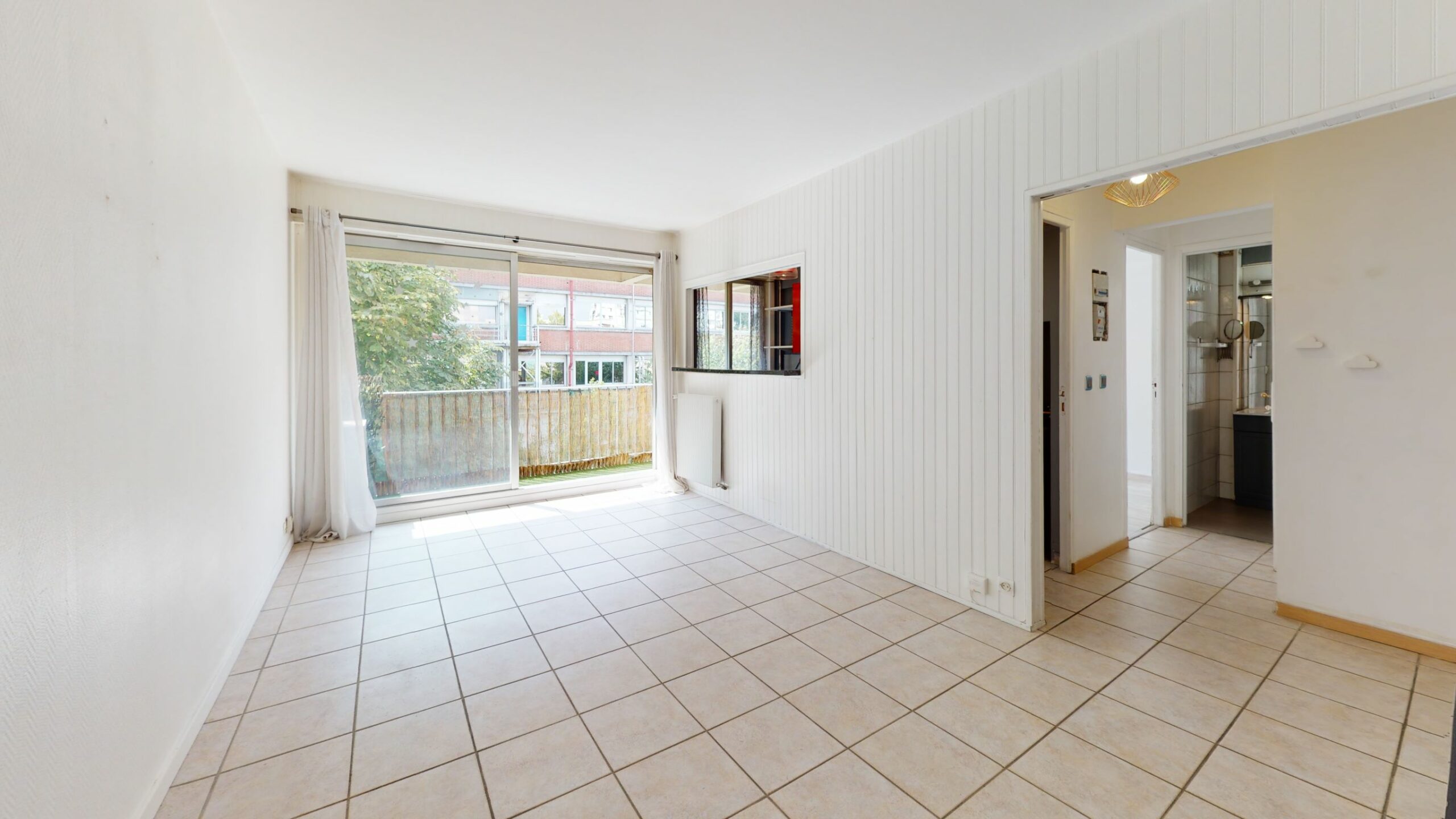 appartement a louer maison alfort: 2 pièces 37 m², séjour avec murs et carrelage blancs
