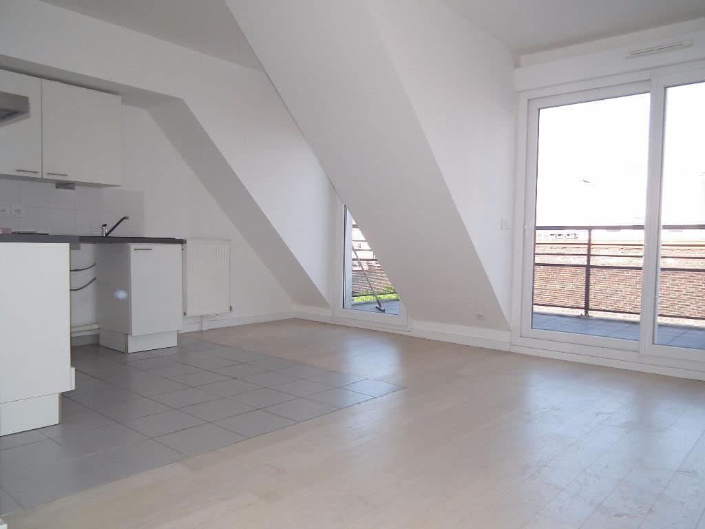 agence de location appartement: 2 pièces 40 m², avec grand balcon, et parking