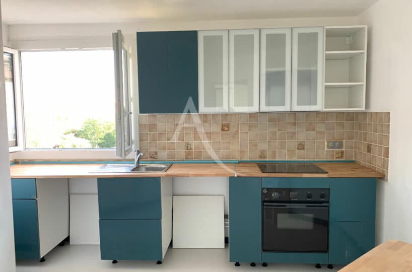 agence de location appartement: 4 pièces 85 m², cuisine séparée et aménagée